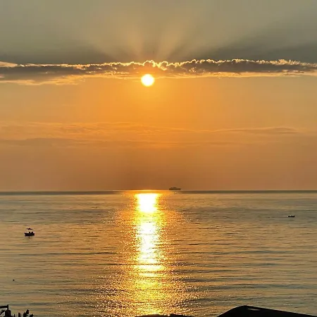 Sunrise בית הארחה